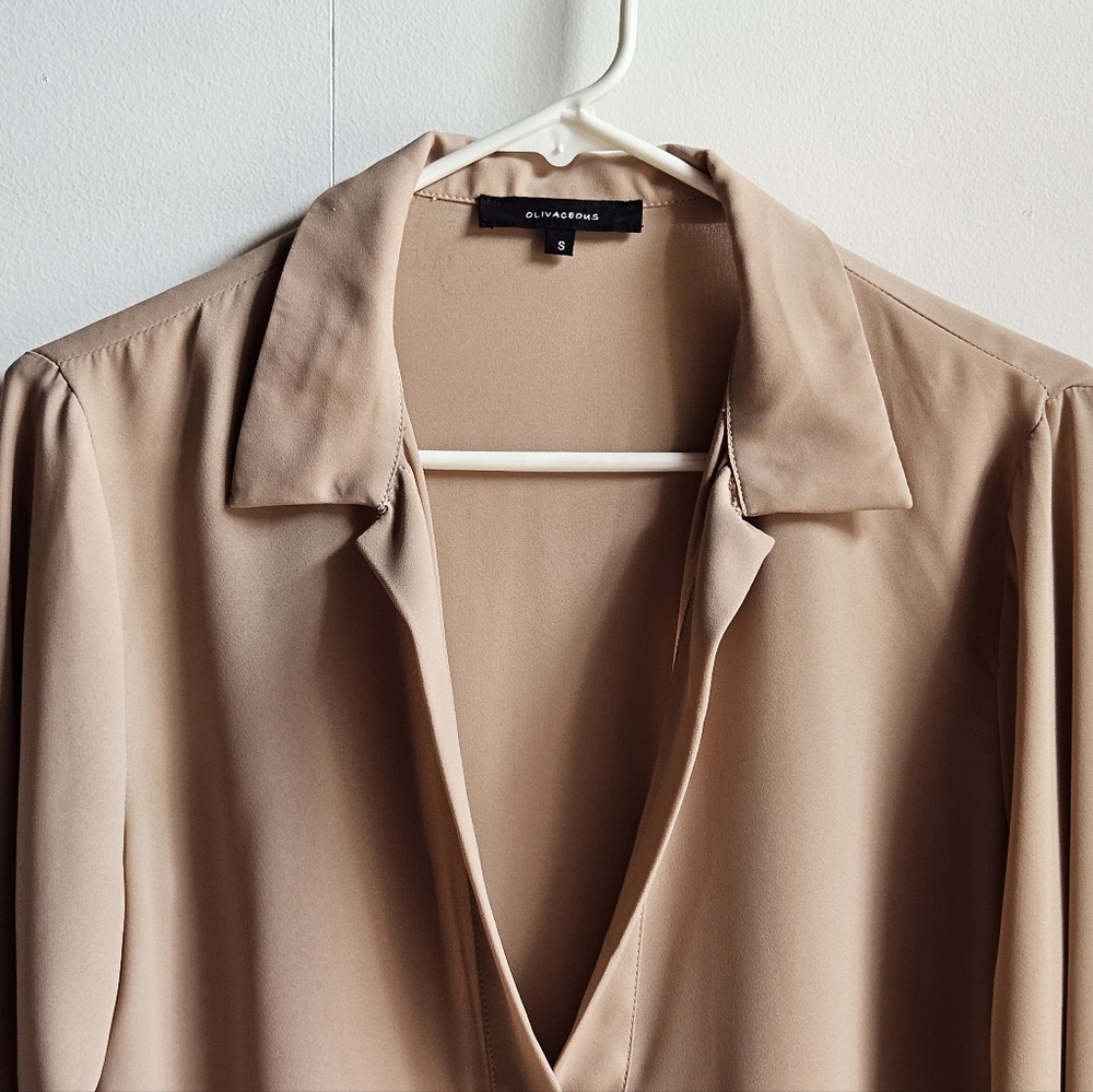 Olivaceous Collared V-Neck Blouse in Women's Small - Picture 7 of 16